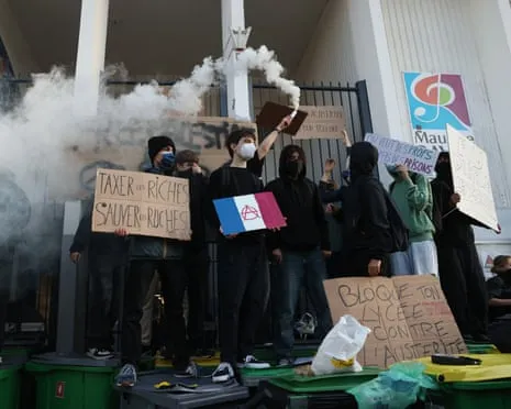New France's Prime Minister Under Mounting Pressure as Countrywide Strikes Paralyze Schools and Transportation